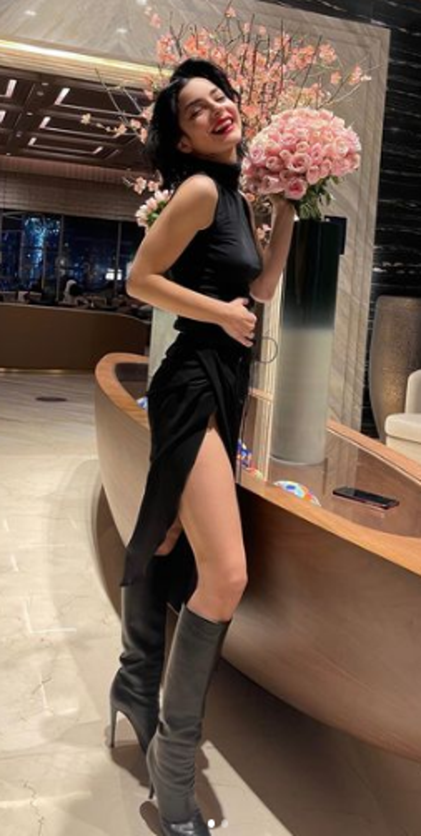 Merve Boluğur kasığına kadar yırtmaçla poz verdi!