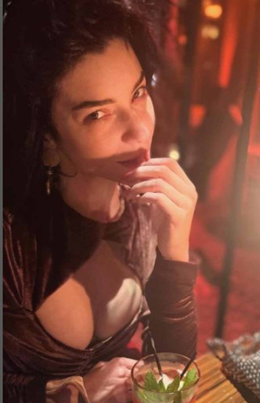 Merve Boluğur kasığına kadar yırtmaçla poz verdi!