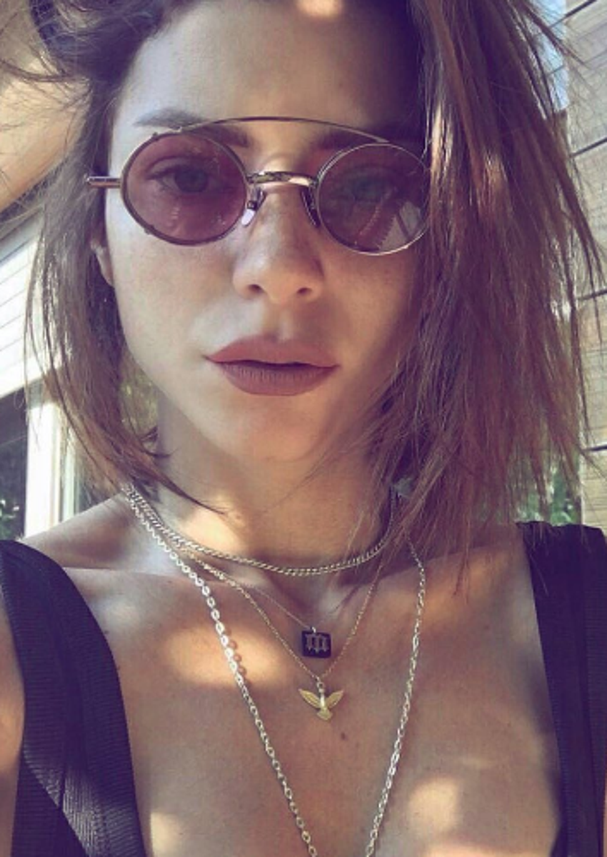 Merve Boluğur kasığına kadar yırtmaçla poz verdi!