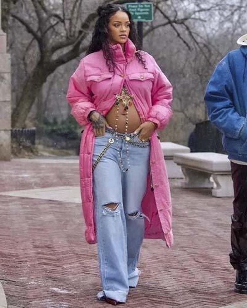 Rihanna'dan karnı burnunda pozlar!