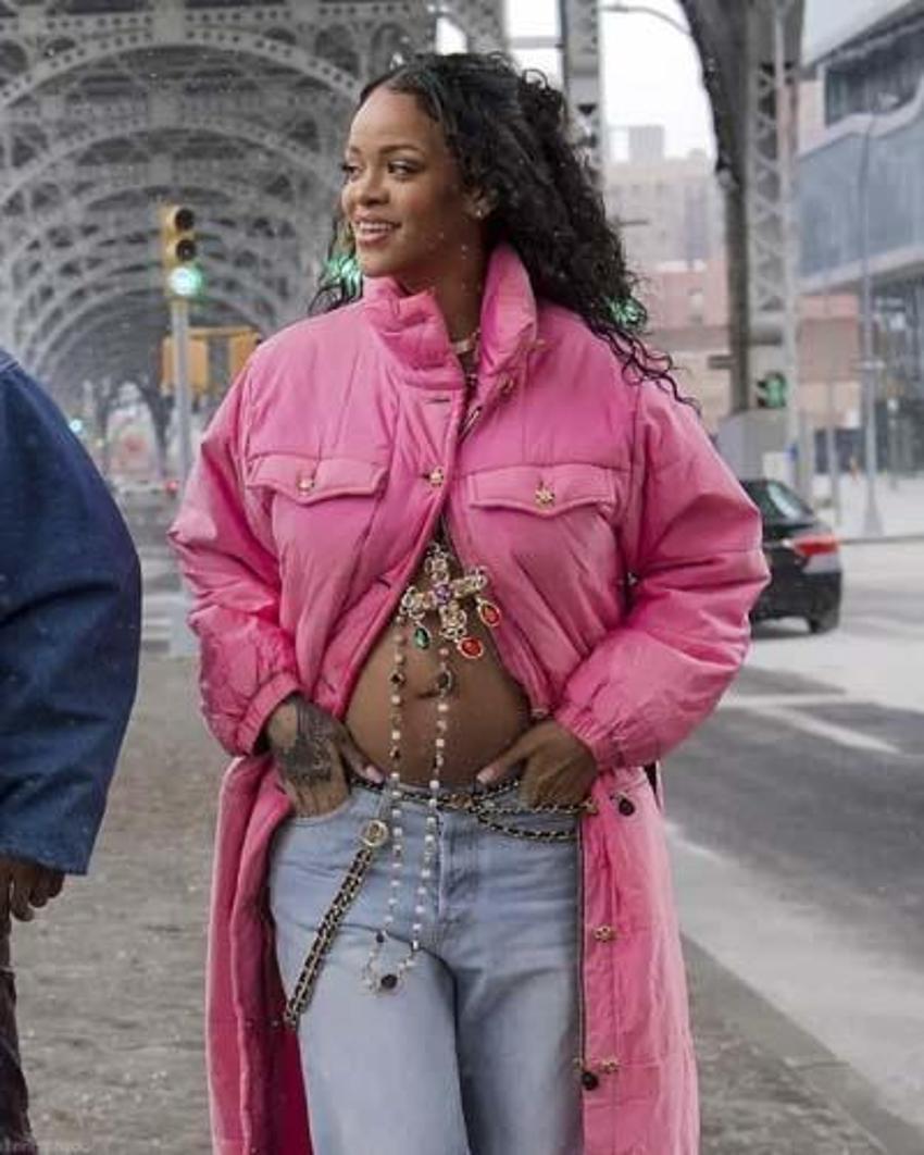 Rihanna'dan karnı burnunda pozlar!