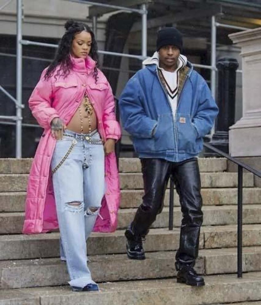 Rihanna'dan karnı burnunda pozlar!