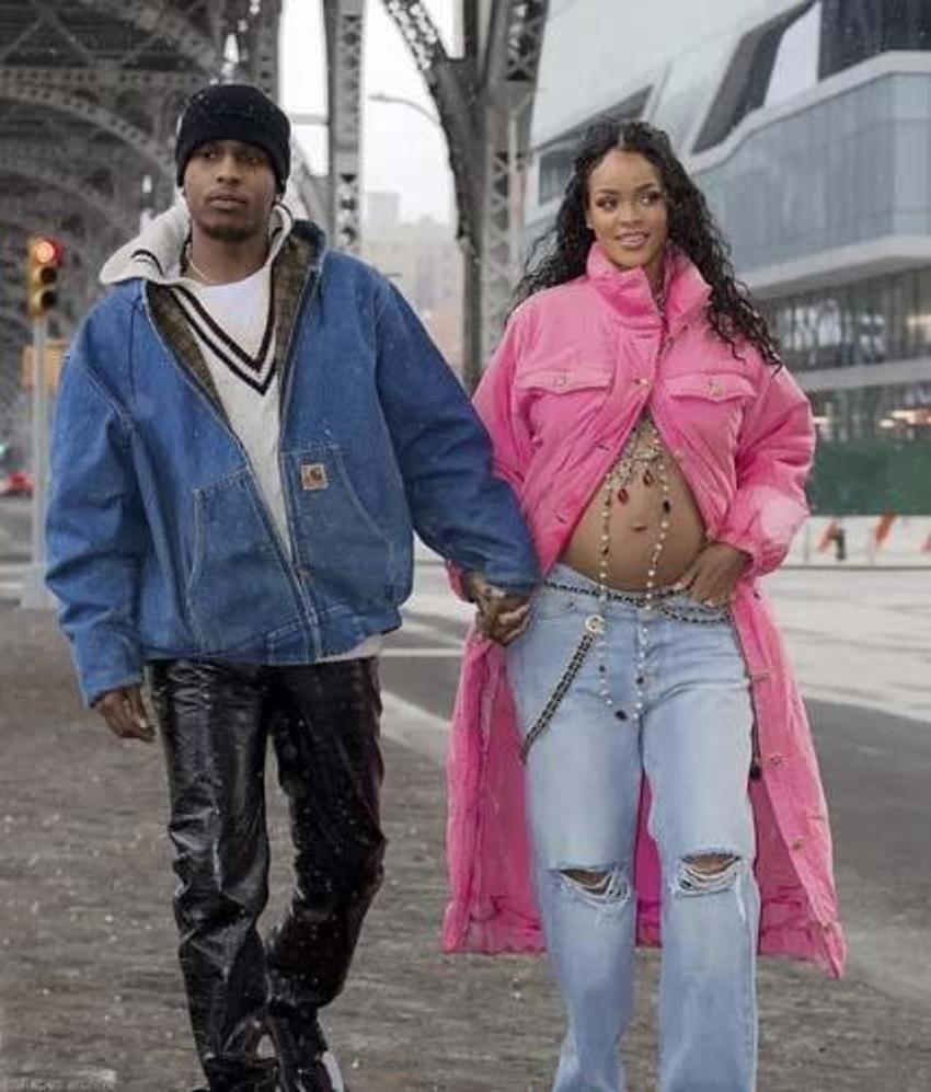 Rihanna'dan karnı burnunda pozlar!