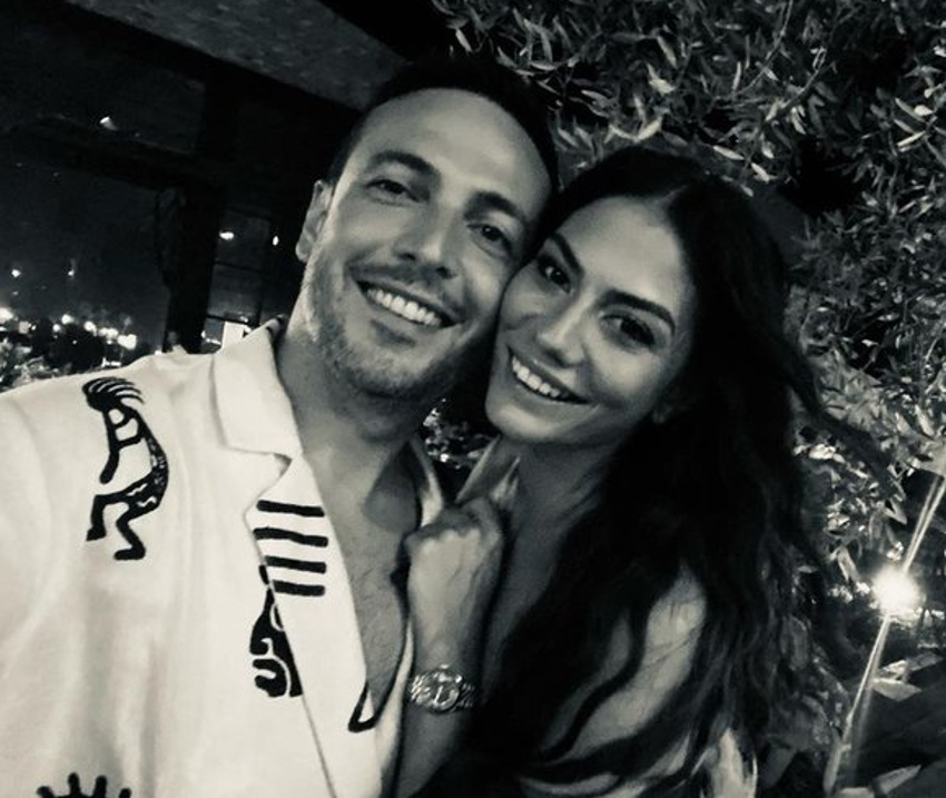 Demet Özdemir'den bornozlu dekolteli pozlar! 