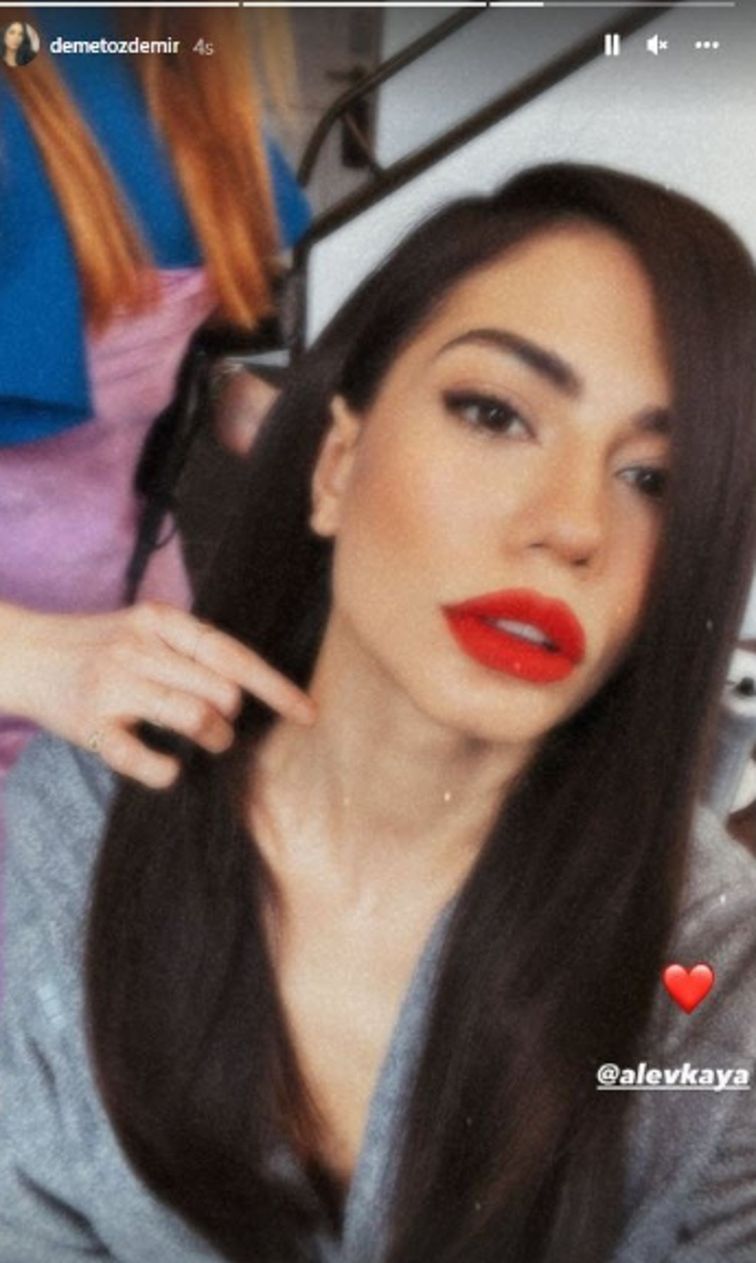 Demet Özdemir'den bornozlu dekolteli pozlar! 