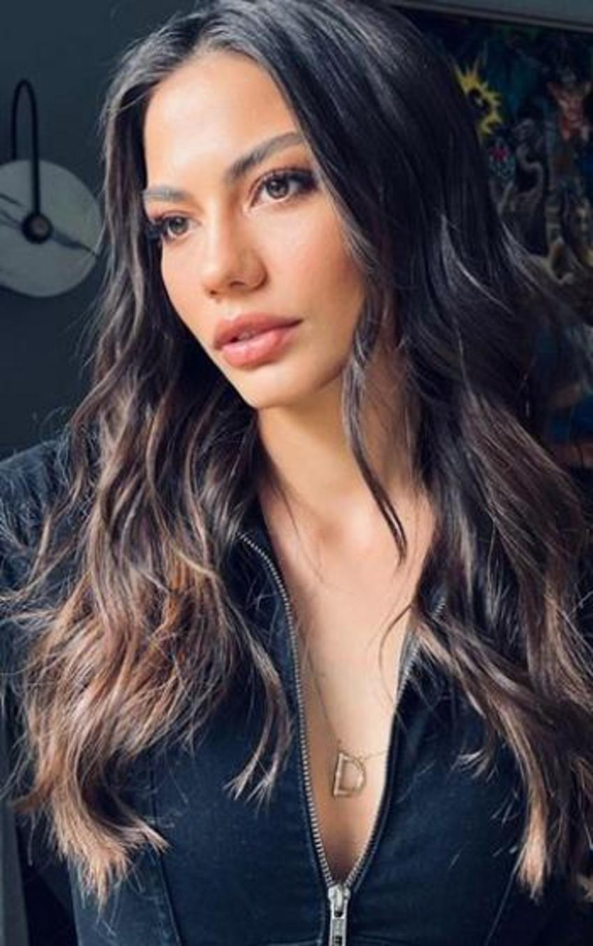 Demet Özdemir'den bornozlu dekolteli pozlar! 