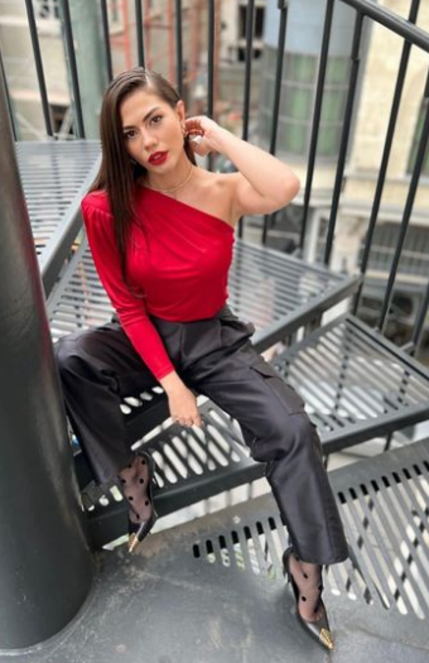 Demet Özdemir'den bornozlu dekolteli pozlar! 