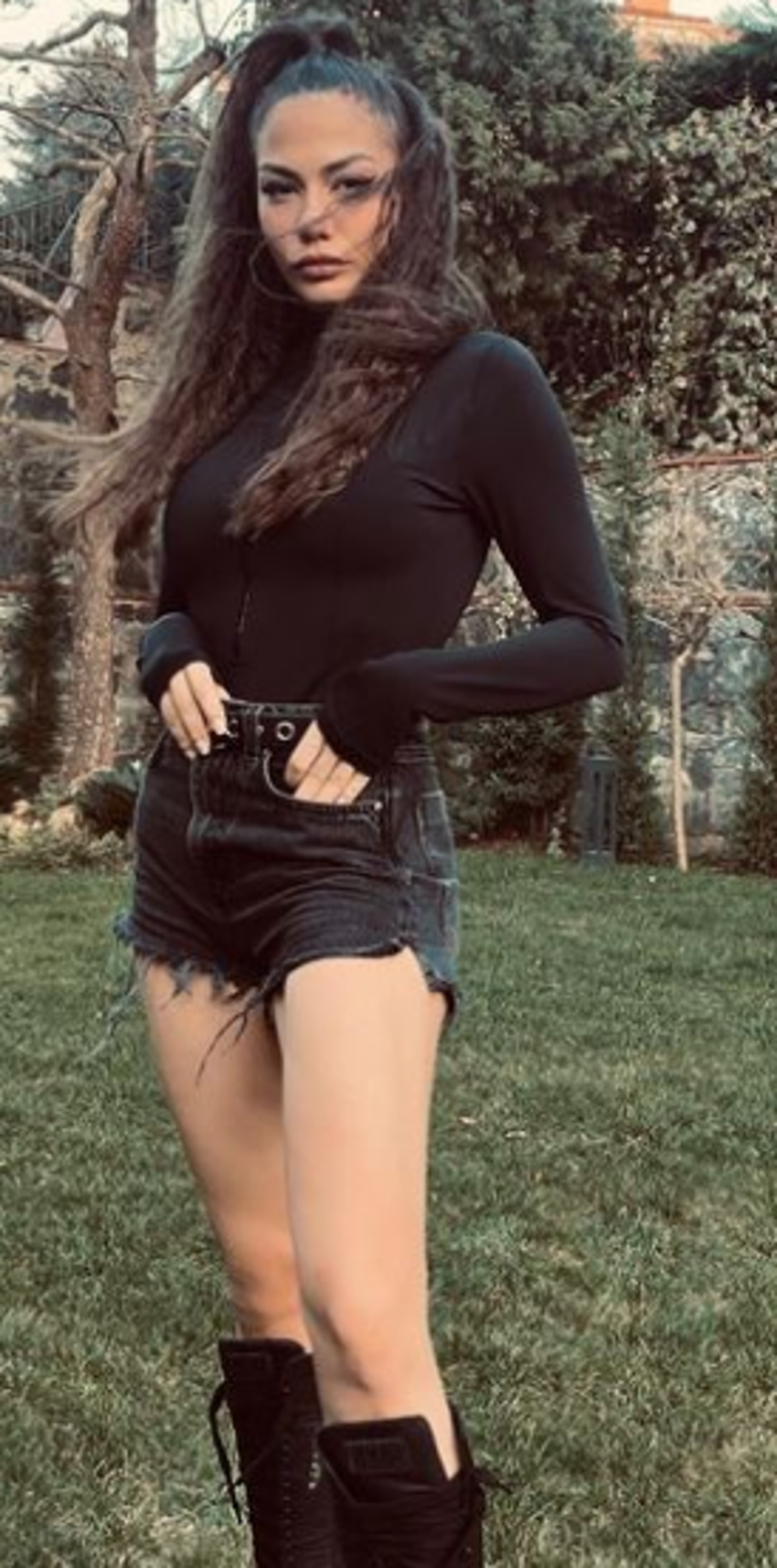 Demet Özdemir'den bornozlu dekolteli pozlar! 