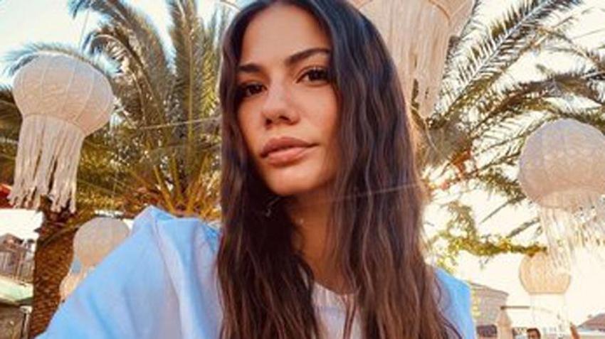 Demet Özdemir'den bornozlu dekolteli pozlar! 