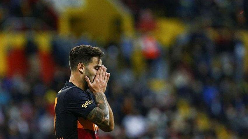 Galatasaray'da 2 futbolcu daha eşyalarını topladı! Ayrılığı kendi açıkladı