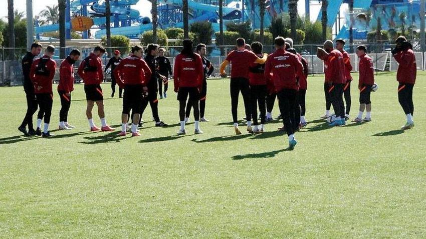 Galatasaray'da 2 futbolcu daha eşyalarını topladı! Ayrılığı kendi açıkladı