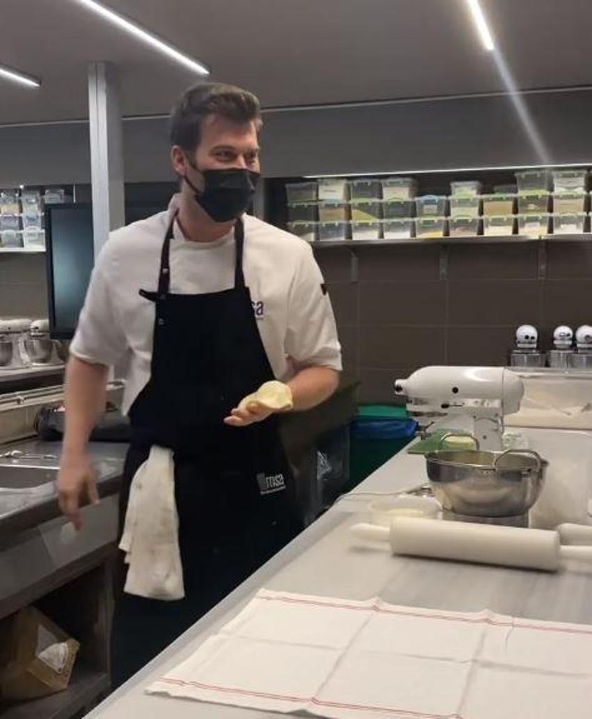 Kıvanç Tatlıtuğ elleriyle elmalı turta yaptı! Başak Dizer'den yorum geldi