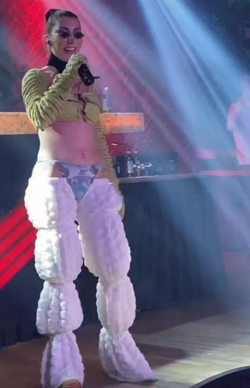 Hande Yener'in sahne kostümü olay yarattı! 'Evdeki koltuk örtüsüne benziyor'