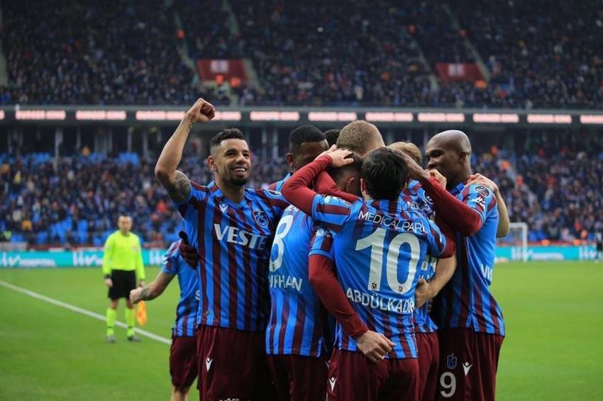 Ezeli rakiplerinin 20 puan önünde ama hala yaranamadı! Akılalmaz yorum 'Mahkum...'