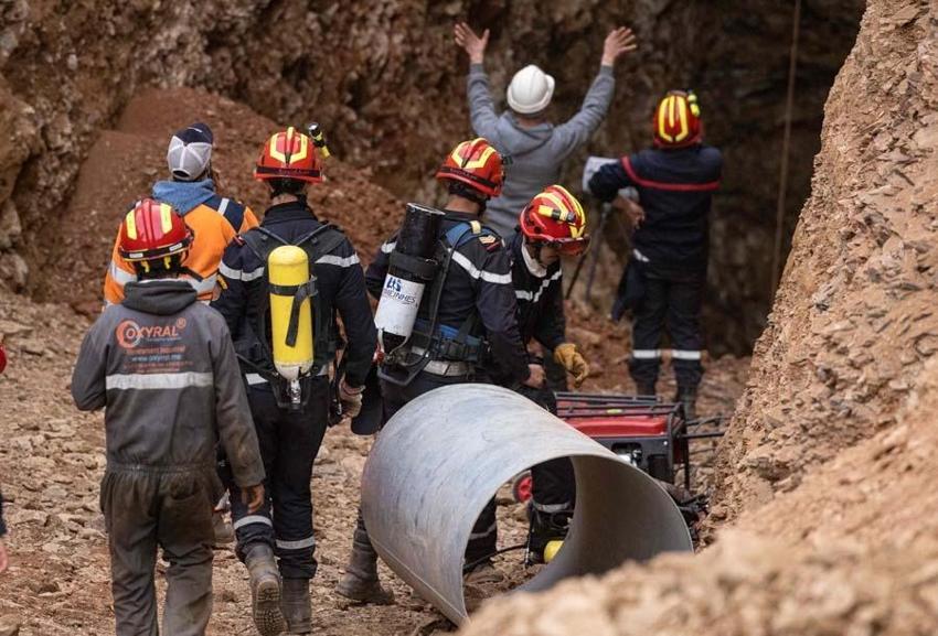 Fas kuyuda ölen 5 yaşındaki Rayan'a ağlıyor! Üç gün boyunca toprağı elleriyle kazdı ülkede kahraman ilan edildi...