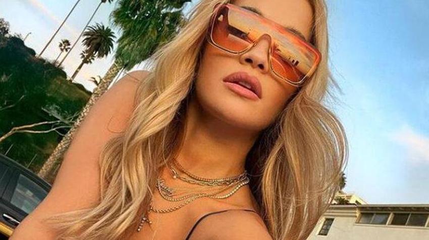 Rita Ora'dan şezlongta bikinili poz! Takipçileri rahatsız oldu...