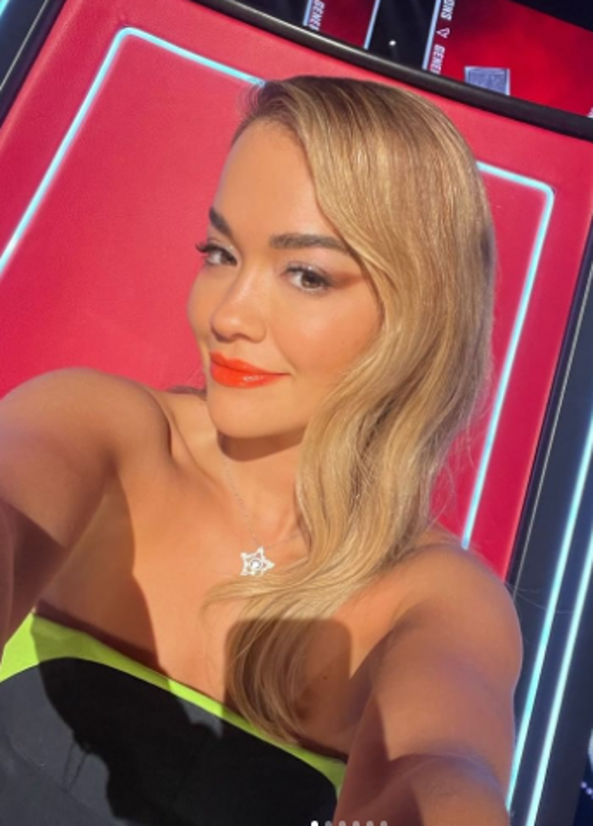 Rita Ora'dan şezlongta bikinili poz! Takipçileri rahatsız oldu...