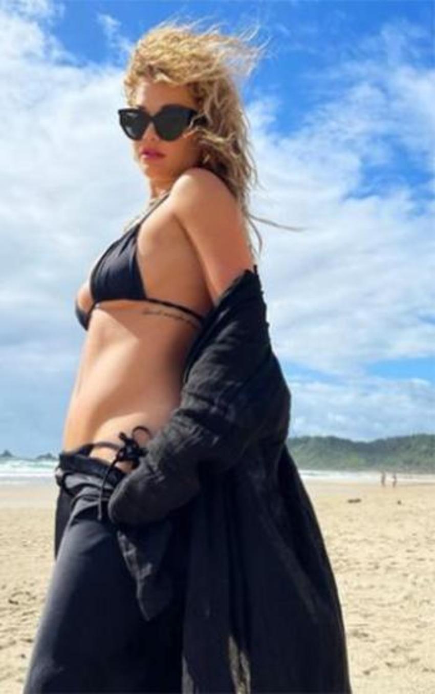 Rita Ora'dan şezlongta bikinili poz! Takipçileri rahatsız oldu...