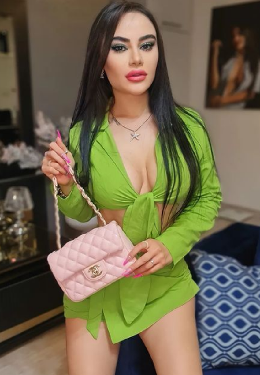 Naz Mila'nın dekoltesi sosyal medyada olay oldu! "Sütyen mi string mi?"