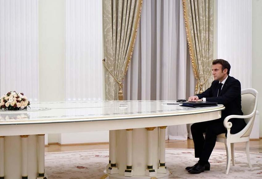 Ukrayna, Rusya'ya karşılık Bayraktar TB2'leri sahaya sürüyor! Macron Kremlin'deki görüntüsüyle alay konusu oldu...