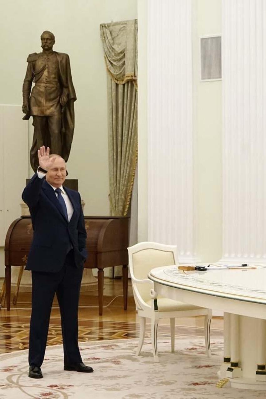 Ukrayna, Rusya'ya karşılık Bayraktar TB2'leri sahaya sürüyor! Macron Kremlin'deki görüntüsüyle alay konusu oldu...