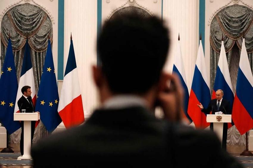 Ukrayna, Rusya'ya karşılık Bayraktar TB2'leri sahaya sürüyor! Macron Kremlin'deki görüntüsüyle alay konusu oldu...