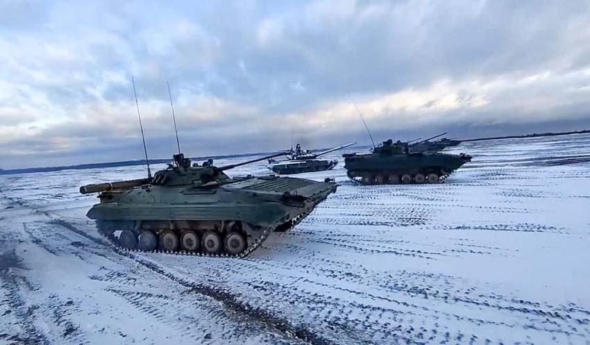 Ukrayna, Rusya'ya karşılık Bayraktar TB2'leri sahaya sürüyor! Macron Kremlin'deki görüntüsüyle alay konusu oldu...