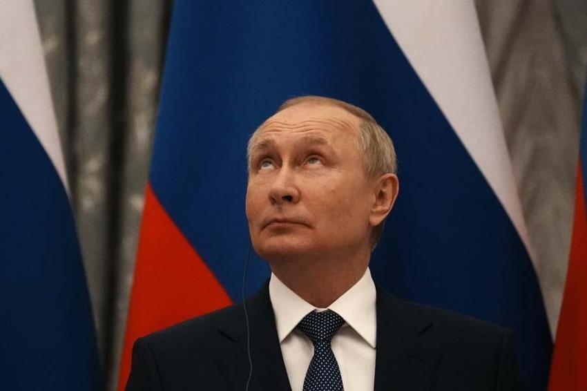 Ukrayna, Rusya'ya karşılık Bayraktar TB2'leri sahaya sürüyor! Macron Kremlin'deki görüntüsüyle alay konusu oldu...