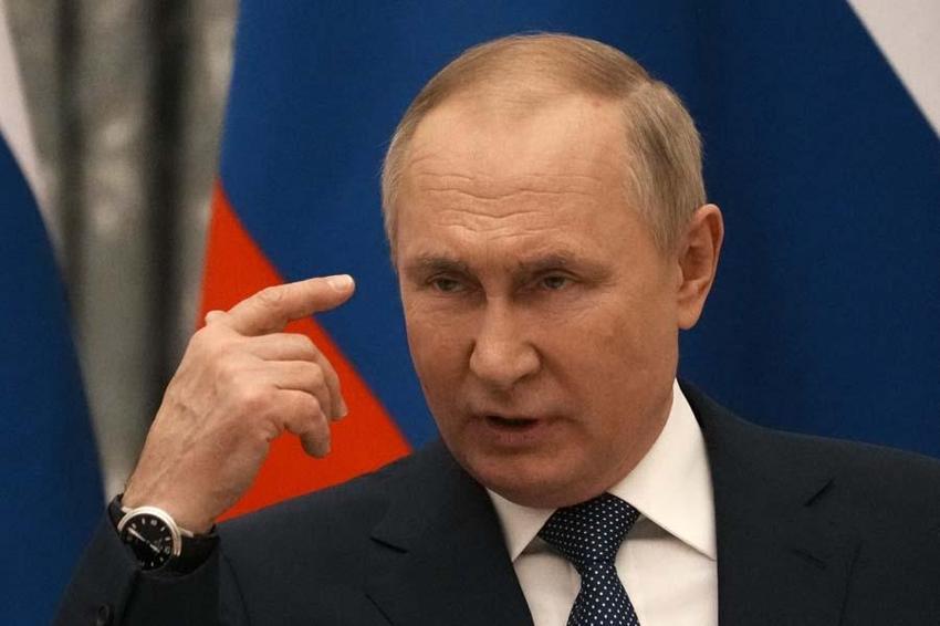 Ukrayna, Rusya'ya karşılık Bayraktar TB2'leri sahaya sürüyor! Macron Kremlin'deki görüntüsüyle alay konusu oldu...