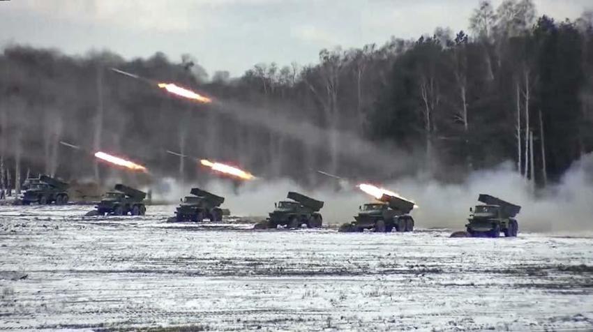 Ukrayna, Rusya'ya karşılık Bayraktar TB2'leri sahaya sürüyor! Macron Kremlin'deki görüntüsüyle alay konusu oldu...