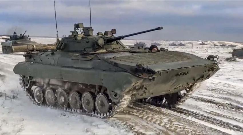 Ukrayna, Rusya'ya karşılık Bayraktar TB2'leri sahaya sürüyor! Macron Kremlin'deki görüntüsüyle alay konusu oldu...