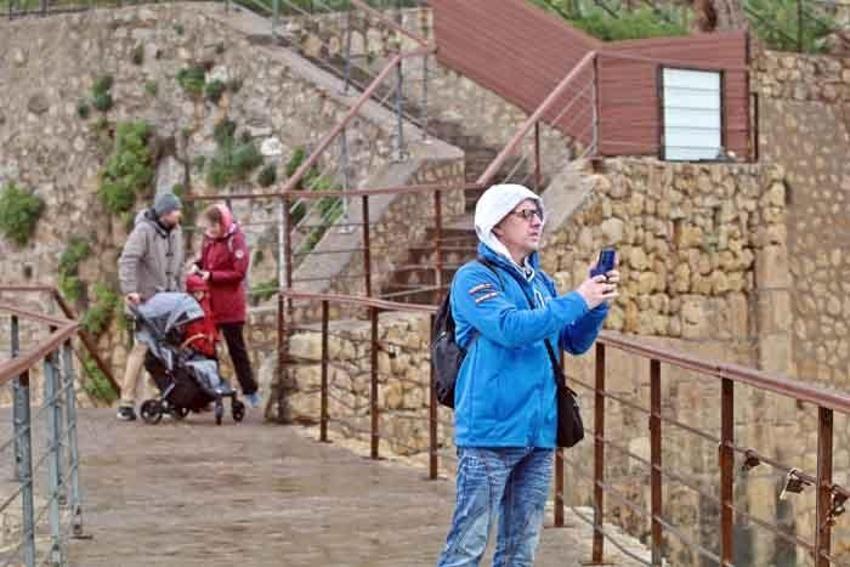 Dev dalgalar 15 metre yüksekliğindeki falezleri aştı