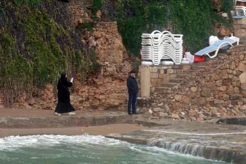 Dev dalgalar 15 metre yüksekliğindeki falezleri aştı