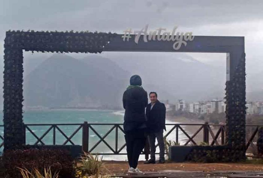 Dev dalgalar 15 metre yüksekliğindeki falezleri aştı