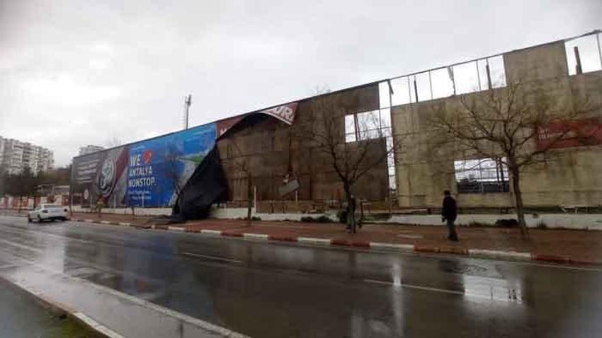 Dev dalgalar 15 metre yüksekliğindeki falezleri aştı