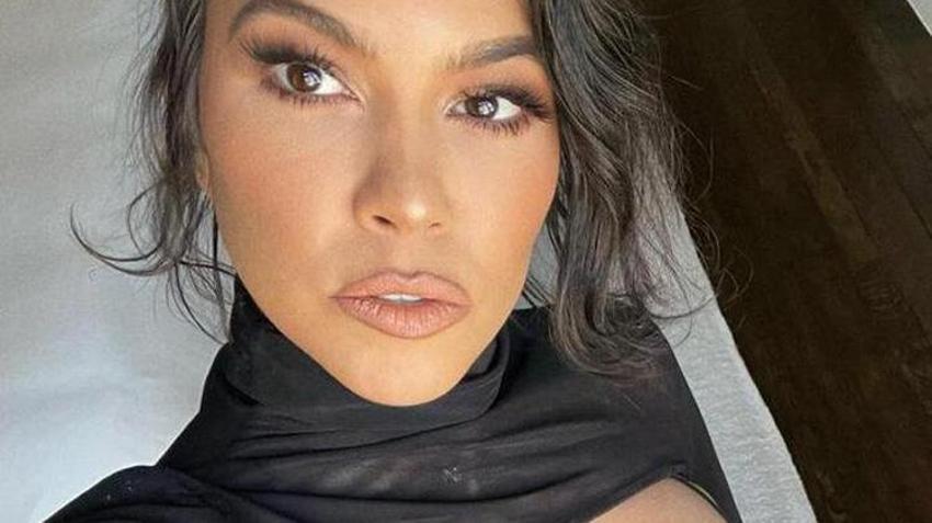Kourtney Kardashian süper minisiyle yatağa yattı! Beğeni yağdı...