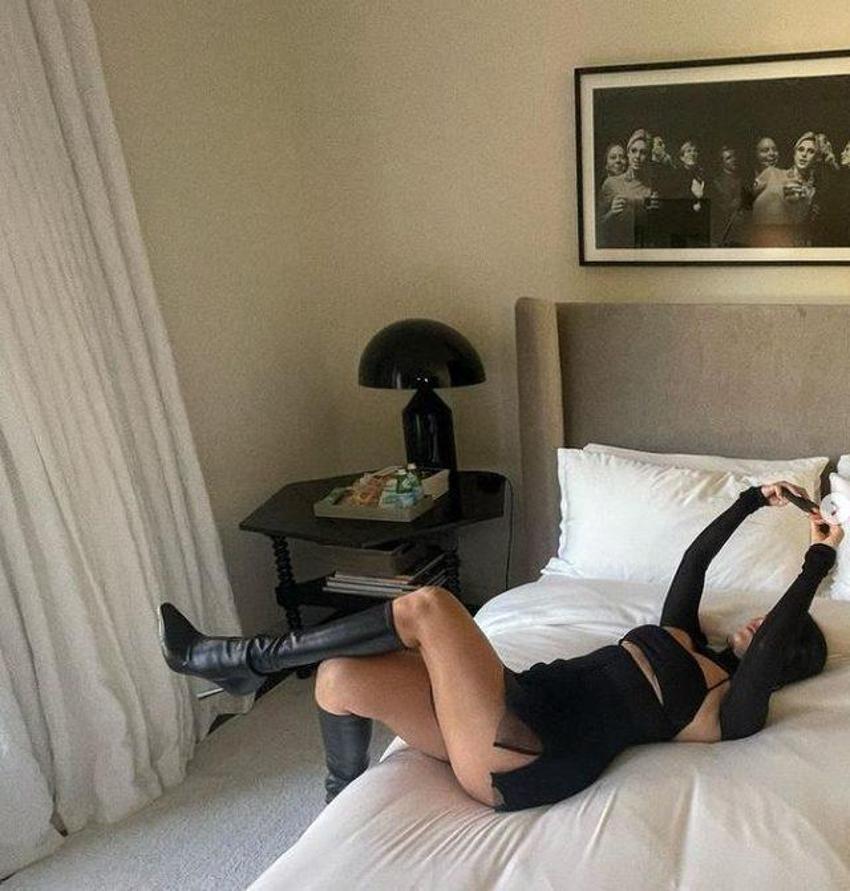 Kourtney Kardashian süper minisiyle yatağa yattı! Beğeni yağdı...