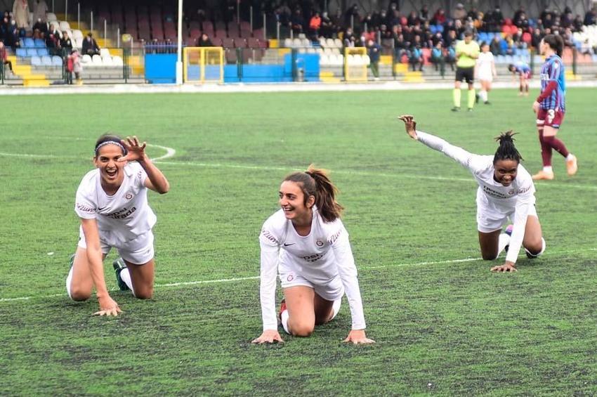 Galatasaray Kadın Futbol takımında Elif Kesgin'in ayak bileği kırıldı!