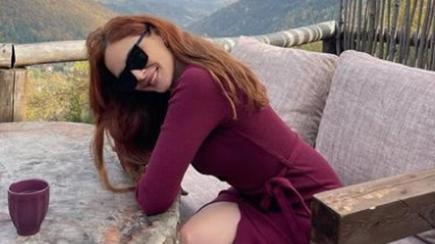 Mine Tugay'dan cesur paylaşım! Mavi elbisesiyle göz kamaştırdı...