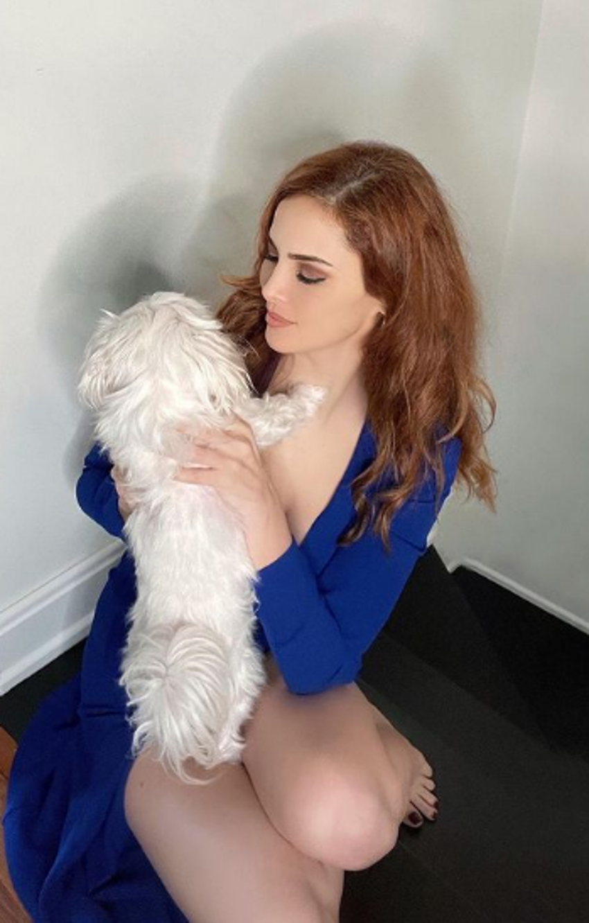 Mavi elbisesiyle göz kamaştırdı. 