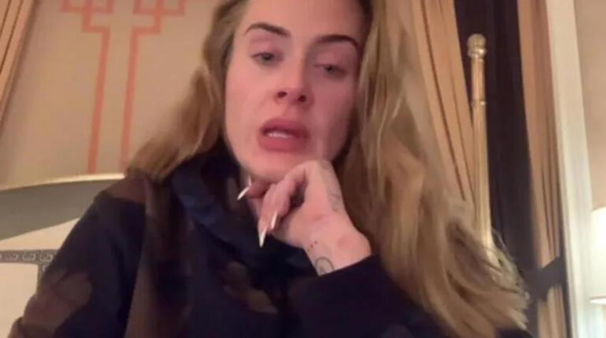 Adele önce sütyenine kadar soyundu sonra direk dansı yaptı!
