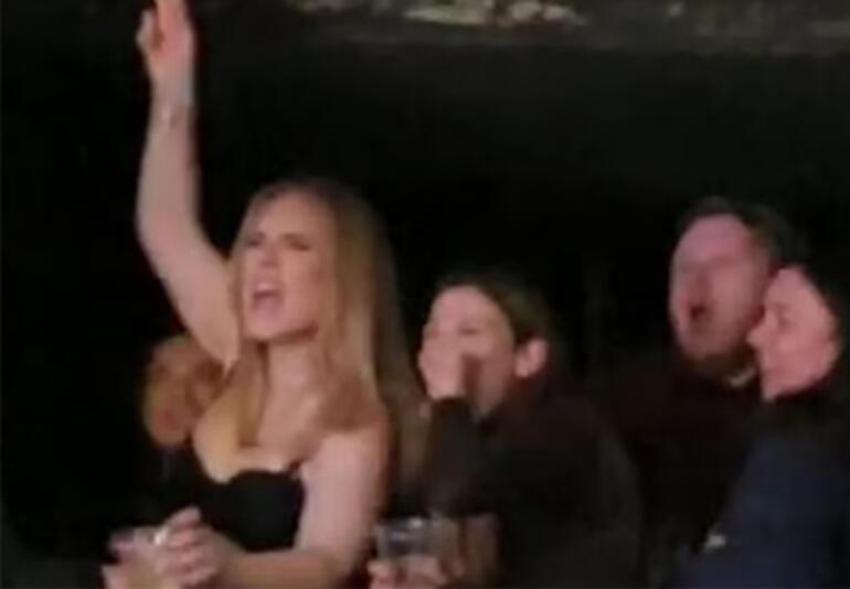Adele önce sütyenine kadar soyundu sonra direk dansı yaptı!