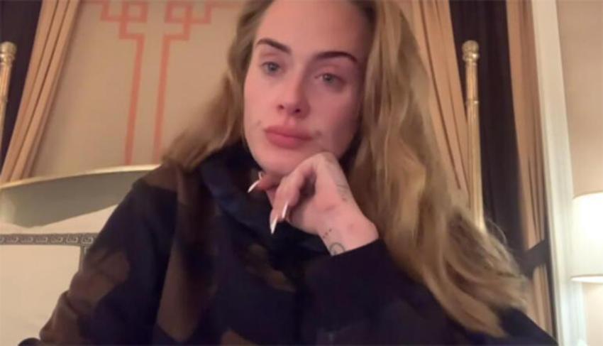Adele önce sütyenine kadar soyundu sonra direk dansı yaptı!