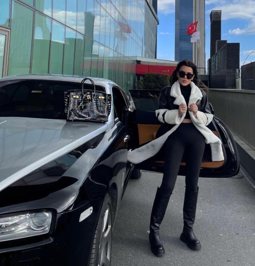 Selin Ciğerci'yi sinirlendiren 'adalet' yorumu! Takipçisine cevap verdi: Para ağacından topluyorum