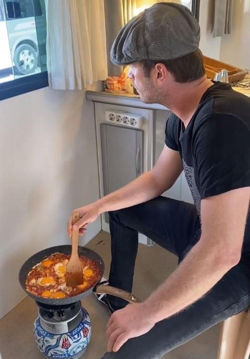 Kıvanç Tatlıtuğ menemen paylaşımıyla takipçilerini ikiye böldü!