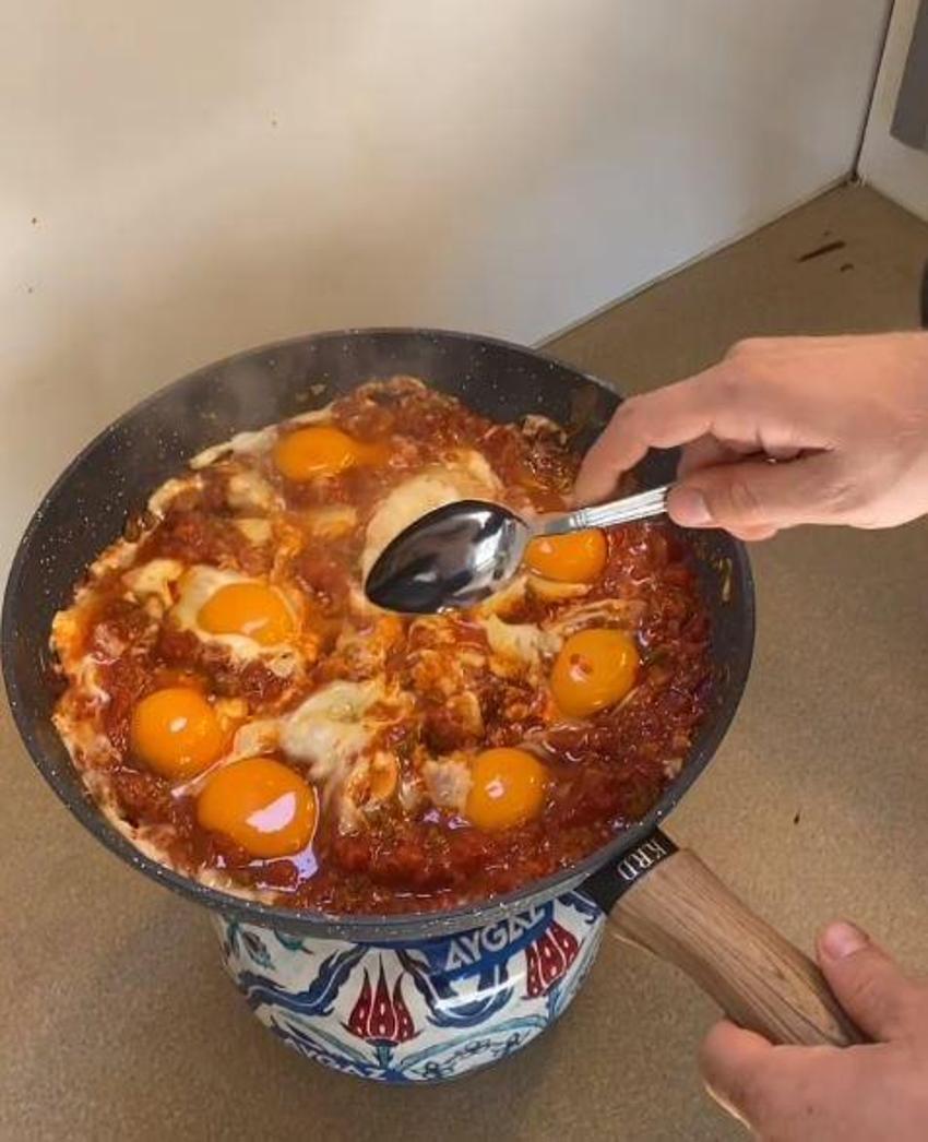Kıvanç Tatlıtuğ menemen paylaşımıyla takipçilerini ikiye böldü!