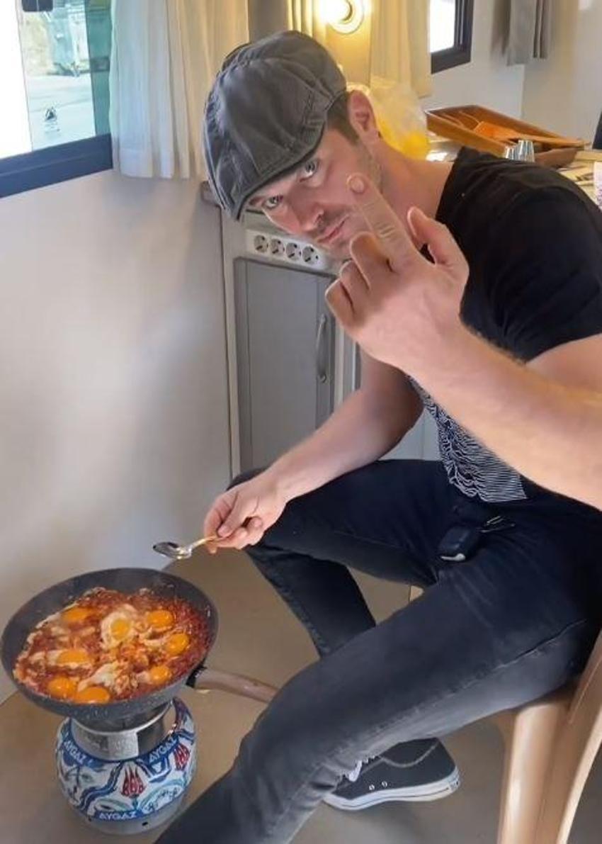 Kıvanç Tatlıtuğ menemen paylaşımıyla takipçilerini ikiye böldü!