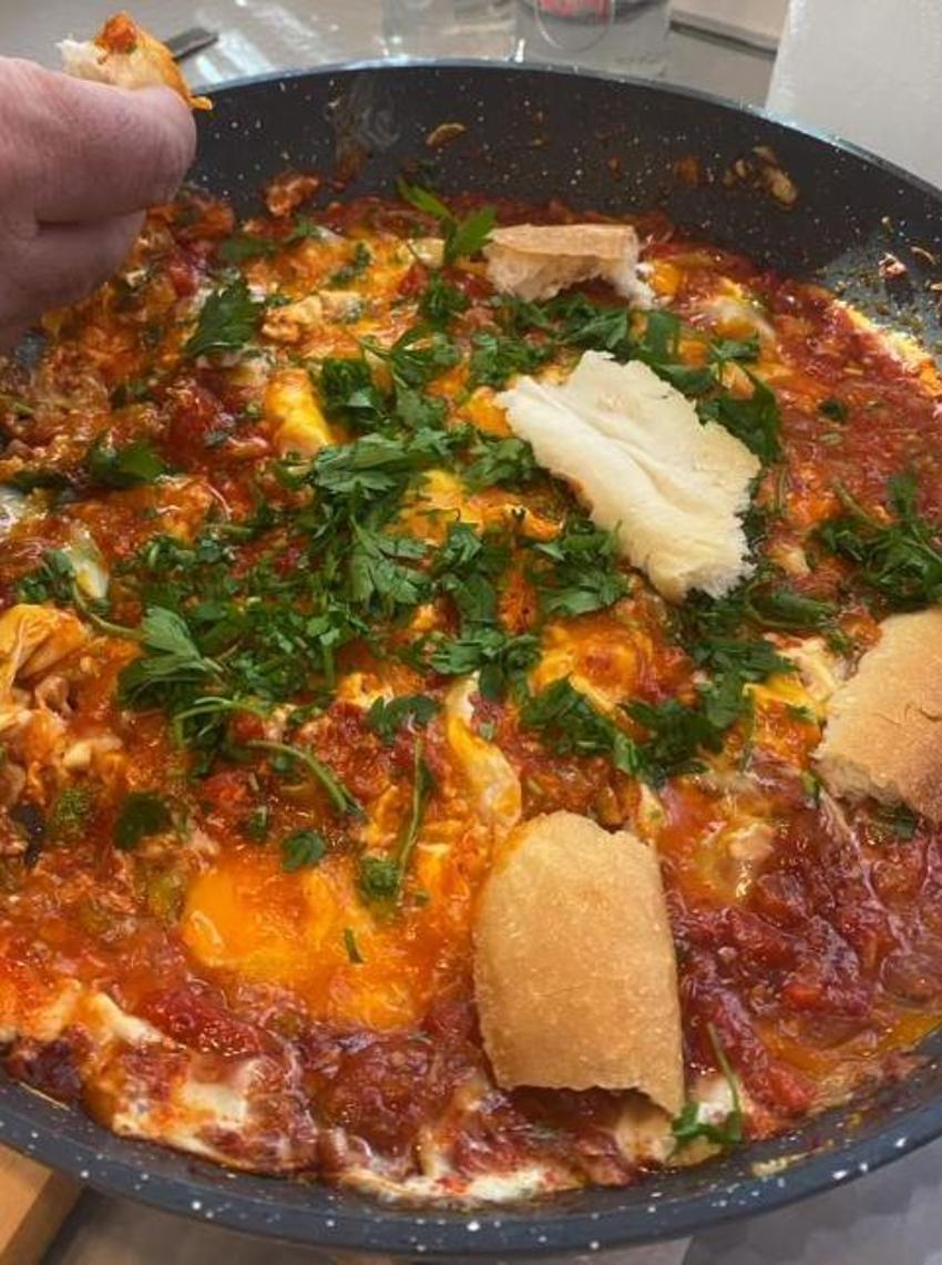 Kıvanç Tatlıtuğ menemen paylaşımıyla takipçilerini ikiye böldü!