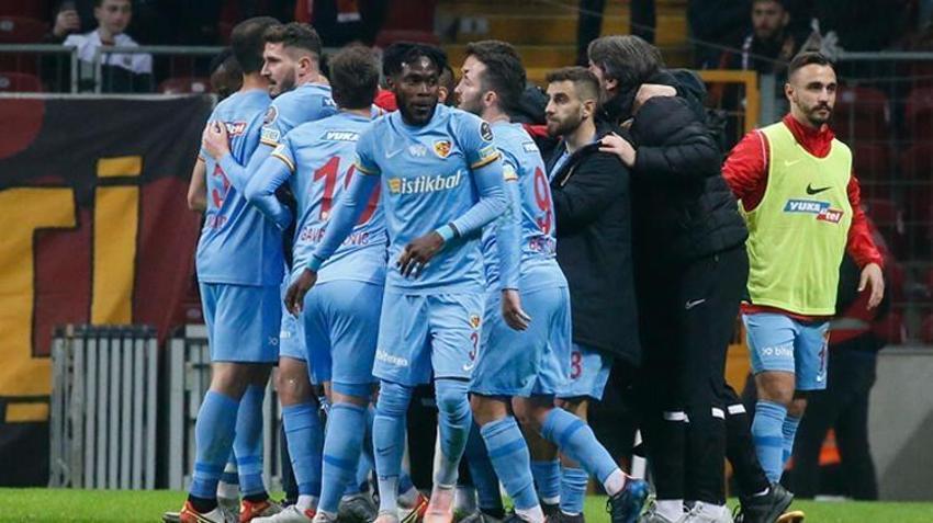 Galatasaray-Kayserispor maçına damga vurdu! Domenec Torrent tarihe geçti, isyan bayrağını açtılar! İlk kez oluyor, Gomis, Mame Thiam ve Mostafa Mohamed...