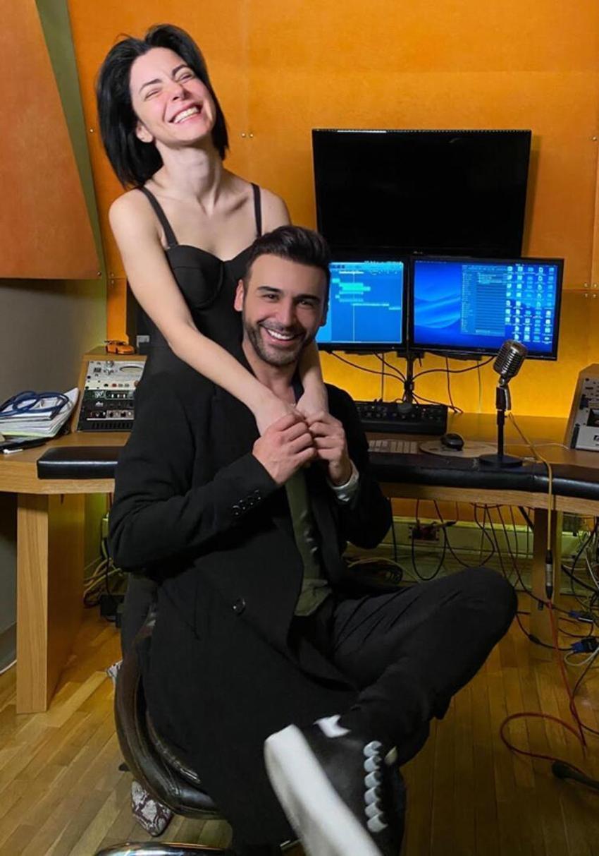 Merve Boluğur’dan samimi pozlar! Yine kafa karıştırdı!